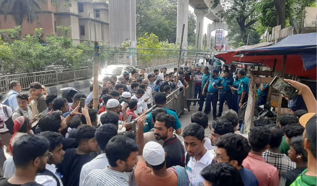 মেট্রো স্টেশনের পিলার থেকে বিয়ারিং প্যাড পড়ে পথচারী নিহত, মেট্রোরেল চলাচল বন্ধ 4 মেট্রো স্টেশনের পিলার থেকে বিয়ারিং প্যাড পড়ে পথচারী নিহত মেট্রোরেল চলাচল বন্ধ 1761472106 মেট্রো স্টেশনের পিলার থেকে বিয়ারিং প্যাড পড়ে পথচারী নিহত, মেট্রোরেল চলাচল বন্ধ