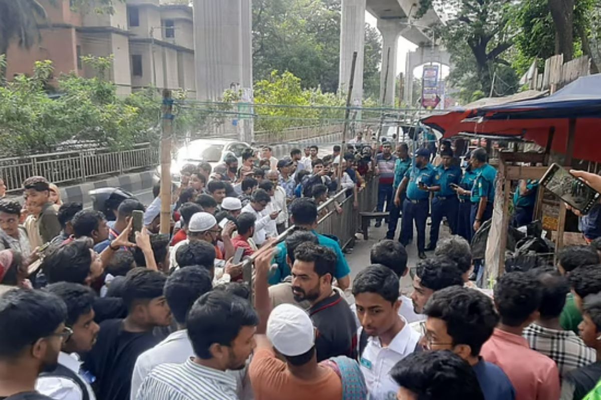 মেট্রো স্টেশনের পিলার থেকে বিয়ারিং প্যাড পড়ে পথচারী নিহত, মেট্রোরেল চলাচল বন্ধ