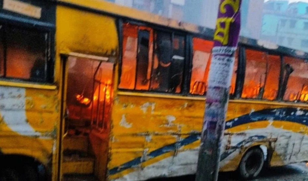 যাত্রীবাহী বাসে আগুন গুলি, আতঙ্কিত যাত্রীরা 4 যাত্রীবাহী বাসে আগুন গুলি 1759475405 যাত্রীবাহী বাসে আগুন গুলি, আতঙ্কিত যাত্রীরা