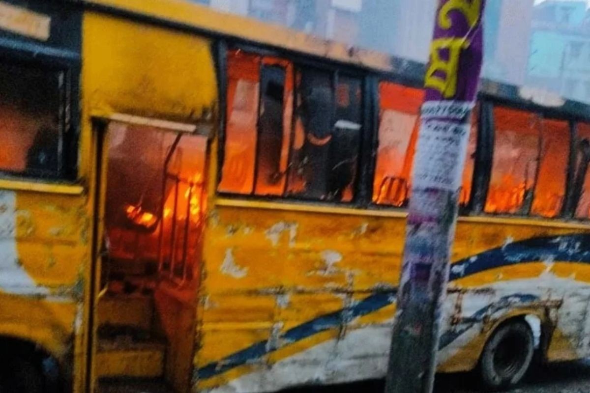 যাত্রীবাহী বাসে আগুন গুলি, আতঙ্কিত যাত্রীরা