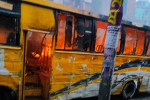 যাত্রীবাহী বাসে আগুন গুলি, আতঙ্কিত যাত্রীরা