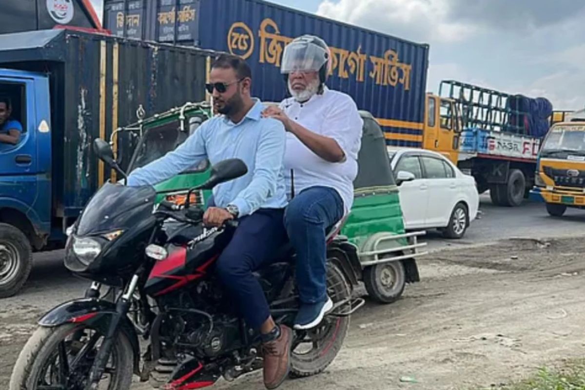 যানজটে আটকা পড়া উপদেষ্টা এলেন মোটরসাইকেলে