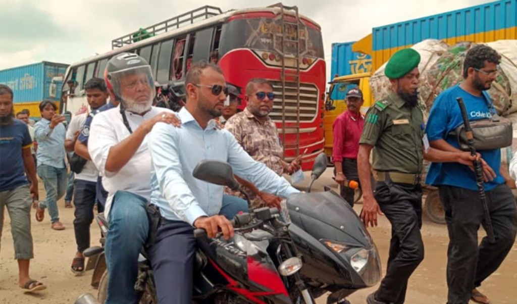 যানজটে পড়ে মোটরসাইকেলে উপদেষ্টা, ভোগান্তিতে সাধারণ মানুষ 3 যানজটে পরে মোটরসাইকেলে উপদেষ্টা ভোগান্তিতে সাধারণ মানুষ 1759922870 যানজটে পড়ে মোটরসাইকেলে উপদেষ্টা, ভোগান্তিতে সাধারণ মানুষ