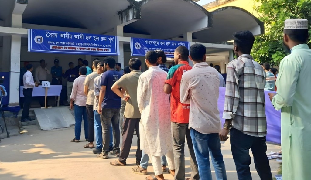 রাকসু নির্বাচনে ভোটগ্রহণ শুরু, প্রার্থী ৯১৮ জন 5 রাকসু নির্বাচনে ভোটগ্রহণ শুরু প্রার্থী ৯১৮ জন 1760586609 রাকসু নির্বাচনে ভোটগ্রহণ শুরু, প্রার্থী ৯১৮ জন