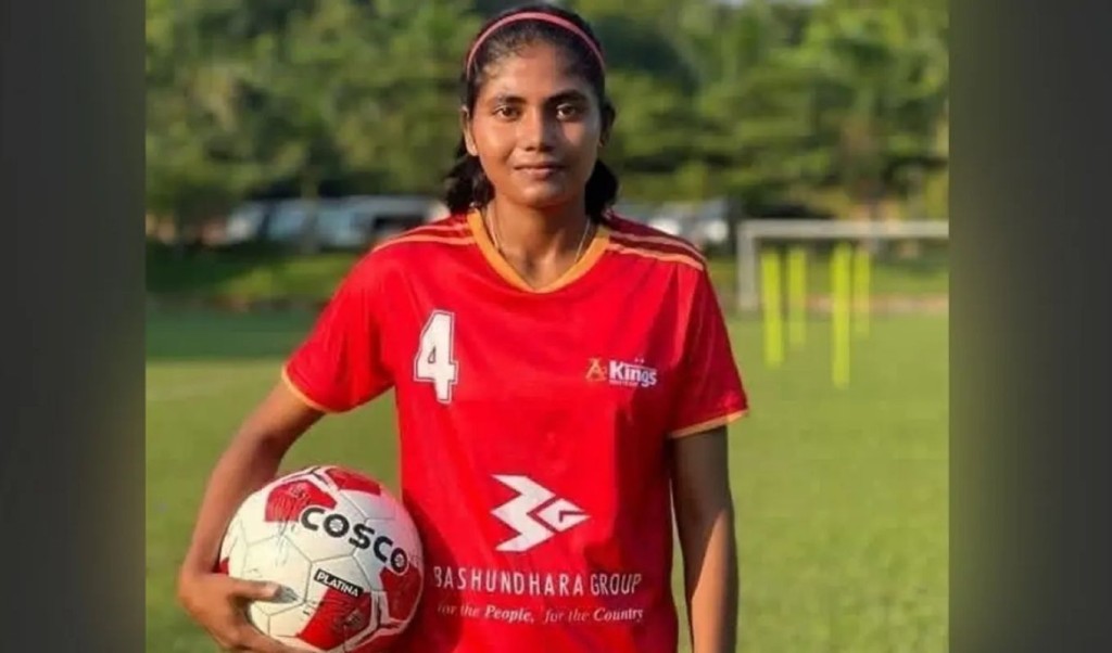 রাকসুতে বিজয়ী জাতীয় ফুটবলার নার্গিস 3 রাকসুতে ছাত্রদলের প্যানেল থেকে বিজয়ী জাতীয় খেলোয়াড় নার্গিস 1760685036 রাকসুতে বিজয়ী জাতীয় ফুটবলার নার্গিস