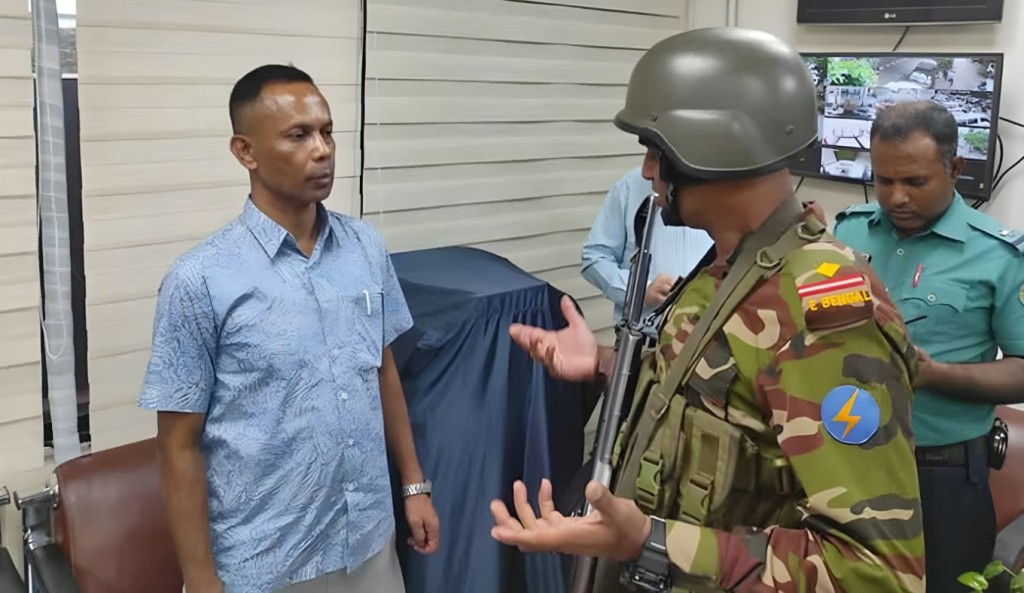 রাজধানীতে ভুয়া ডিজিএফআই কর্মকর্তা গ্রেপ্তার 4 রাজধানীতে ভুয়া ডিজিএফআই কর্মকর্তা গ্রেপ্তার 1759826551 রাজধানীতে ভুয়া ডিজিএফআই কর্মকর্তা গ্রেপ্তার