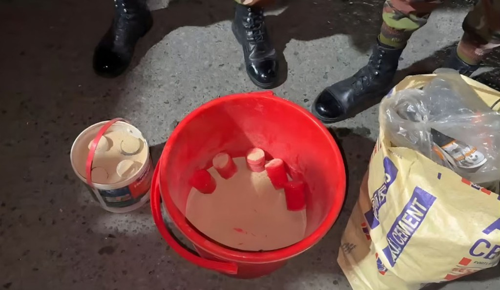 রাজধানীতে সেনা অভিযানে ৩২ ককটেল-বিস্ফোরকসহ আটক ৩ 4 রাজধানীতে সেনা অভিযানে ৩২ ককটেল বিস্ফোরকসহ আটক ৩ 1761020971 রাজধানীতে সেনা অভিযানে ৩২ ককটেল-বিস্ফোরকসহ আটক ৩