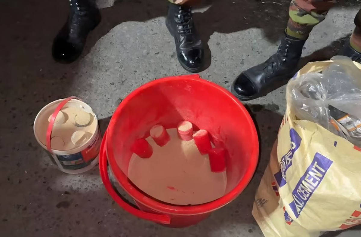 রাজধানীতে সেনা অভিযানে ৩২ ককটেল-বিস্ফোরকসহ আটক ৩