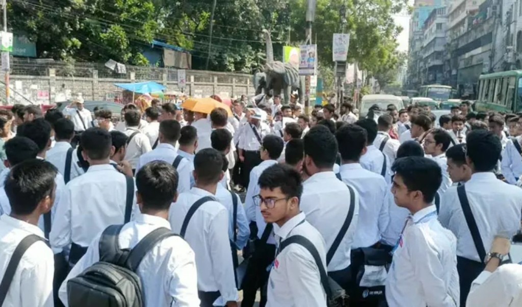 সায়েন্সল্যাব মোড় অবরোধ করেছেন শিক্ষার্থীরা 3 রাজধানীর সায়েন্সল্যাব মোড় অবরোধ 1760418395 সায়েন্সল্যাব মোড় অবরোধ করেছেন শিক্ষার্থীরা