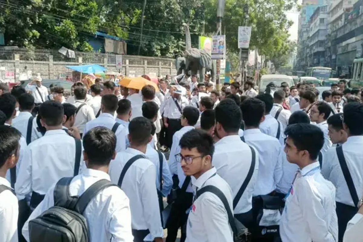 সায়েন্সল্যাব মোড় অবরোধ করেছেন শিক্ষার্থীরা