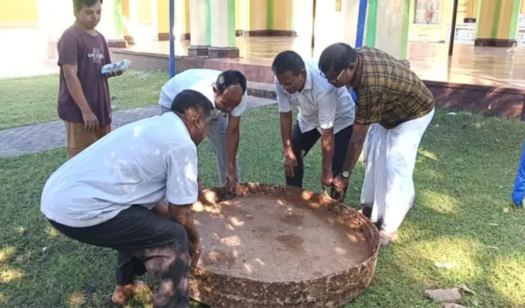 রাজবাড়ী পরিষ্কারের সময় মিলল বিশাল আকৃতির লোহার কড়াই 4 রাজবাড়ী পরিষ্কারের সময় মিলল বিশাল আকৃতির লোহার কড়াই 1761217139 রাজবাড়ী পরিষ্কারের সময় মিলল বিশাল আকৃতির লোহার কড়াই