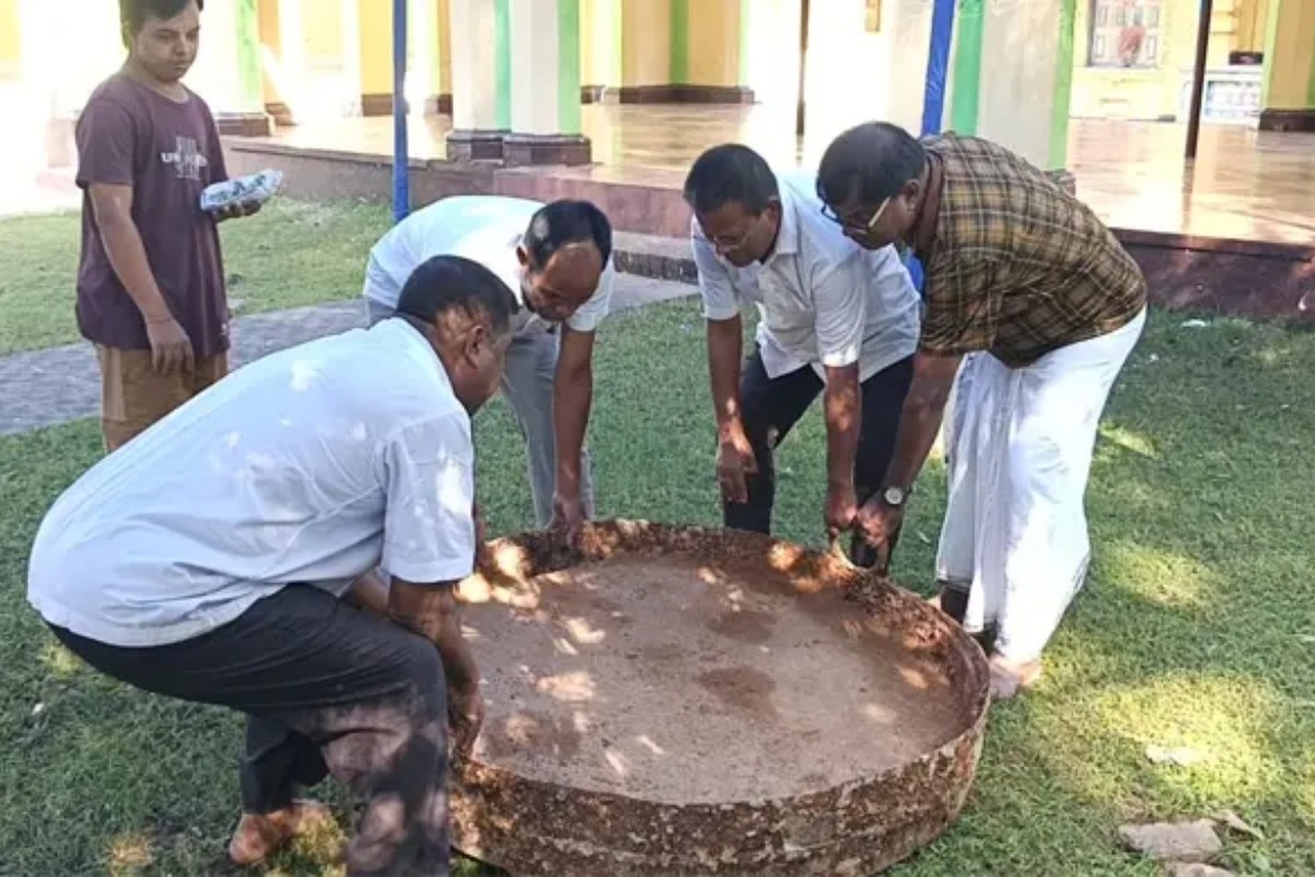 রাজবাড়ী পরিষ্কারের সময় মিলল বিশাল আকৃতির লোহার কড়াই