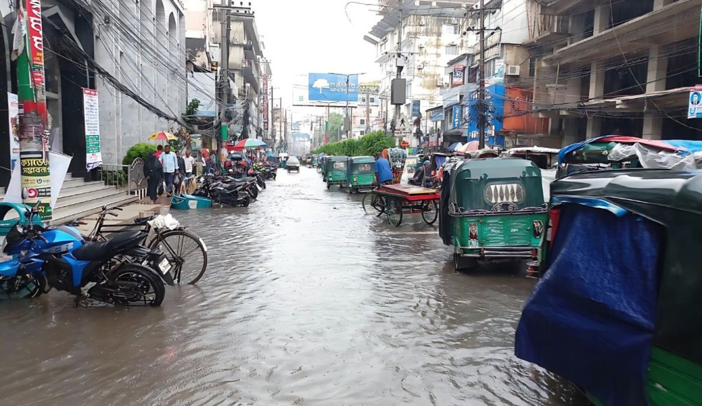 রাতভর বৃষ্টিতে রাজধানীর সড়কে জলাবদ্ধতা, বিপাকে নগরবাসী 4 রাতভর বৃষ্টিতে রাজধানীতে সড়কে জলাবদ্ধতা বিপাকে নগরবাসী 1759289036 রাতভর বৃষ্টিতে রাজধানীর সড়কে জলাবদ্ধতা, বিপাকে নগরবাসী