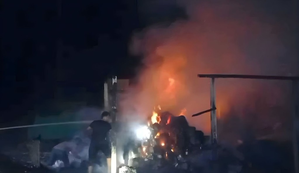 রাতে সুতার মিলে ভয়াবহ আগুন 3 রাতে সুতার মিলে ভয়াবহ আগুন 1760680101 রাতে সুতার মিলে ভয়াবহ আগুন