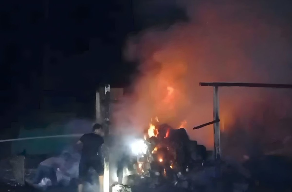 রাতে সুতার মিলে ভয়াবহ আগুন