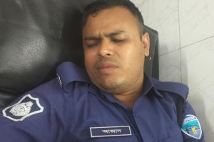 রাস্তায় গাড়ি রাখতে নিষেধ করায় ট্রাফিক পুলিশের মাথা ফাটালেন বিক্রয় প্রতিনিধি