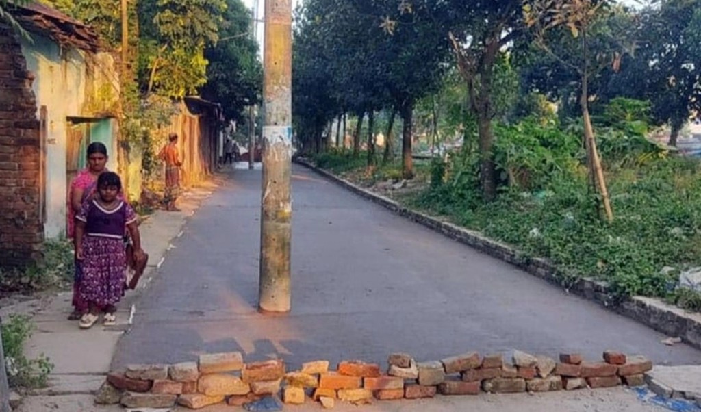 রাস্তার মাঝখানে বিদ্যুতের খুঁটি রেখেই চলছে সংস্কার 4 রাস্তার মাঝখানে বিদ্যুতের খুঁটি রেখেই চলছে সংস্কার 1761226524 রাস্তার মাঝখানে বিদ্যুতের খুঁটি রেখেই চলছে সংস্কার