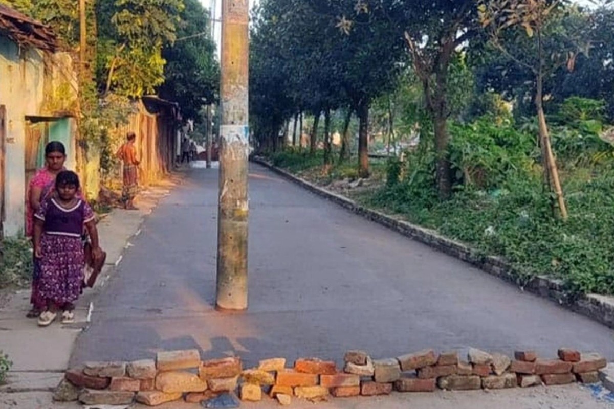 রাস্তার মাঝখানে বিদ্যুতের খুঁটি রেখেই চলছে সংস্কার