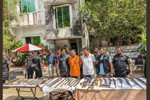 র‍্যাবের অভিযানে বিএনপি কর্মীর বাড়ি থেকে অস্ত্র-গোলাবারুদ উদ্ধার, গ্রেপ্তার ২