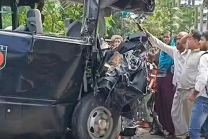 র‍্যাবের গাড়ি-বাসের সংঘর্ষে শিশুসহ নিহত ৩