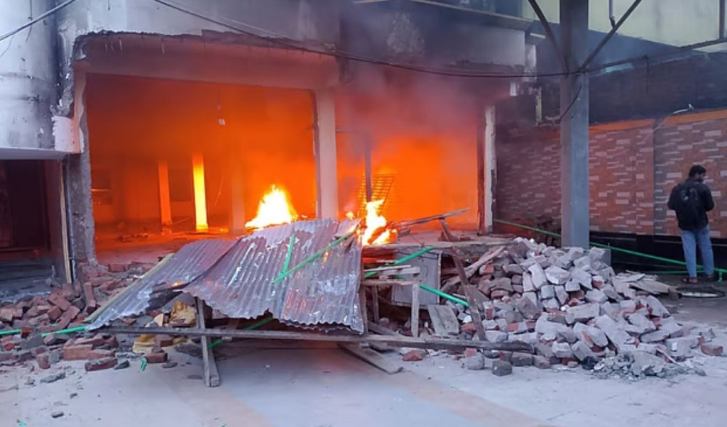 লক্ষ্মীপুরে সাবেক সংসদ সদস্যের পোড়া বাড়িতে আবার আগুন 4 লক্ষ্মীপুরে সাবেক সংসদের পোড়া বাড়িতে আবার আগুন 1759330405 লক্ষ্মীপুরে সাবেক সংসদ সদস্যের পোড়া বাড়িতে আবার আগুন