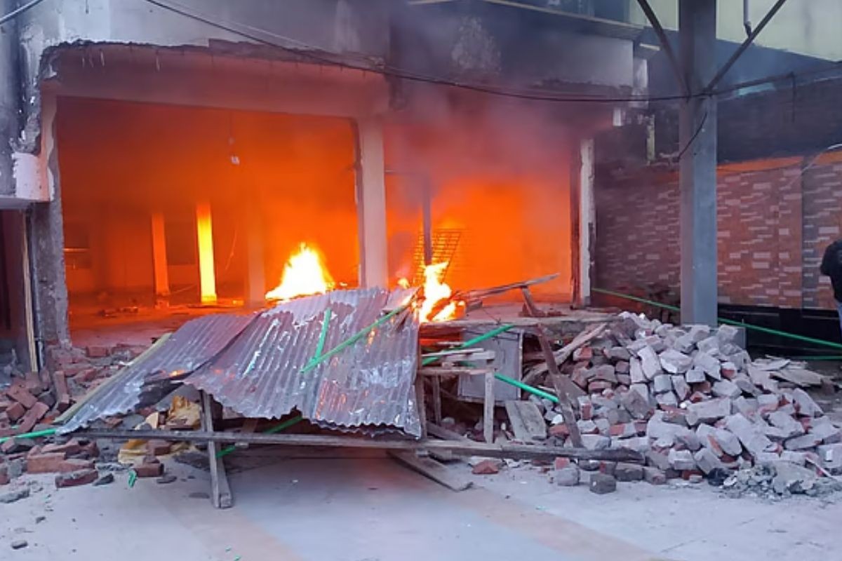 লক্ষ্মীপুরে সাবেক সংসদ সদস্যের পোড়া বাড়িতে আবার আগুন