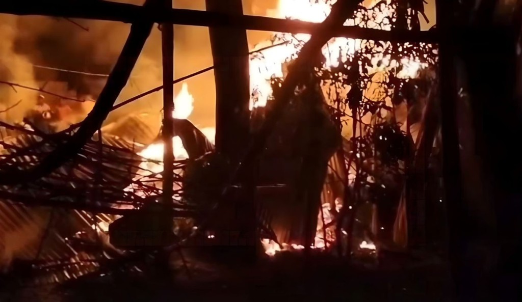 শর্ট সার্কিট থেকে অগ্নিকাণ্ডে তিন ঘর পুড়ে ছাই 3 শর্ট সার্কিট থেকে অগ্নিকাণ্ডে তিন ঘর পুড়ে ছাই 1761013358 শর্ট সার্কিট থেকে অগ্নিকাণ্ডে তিন ঘর পুড়ে ছাই