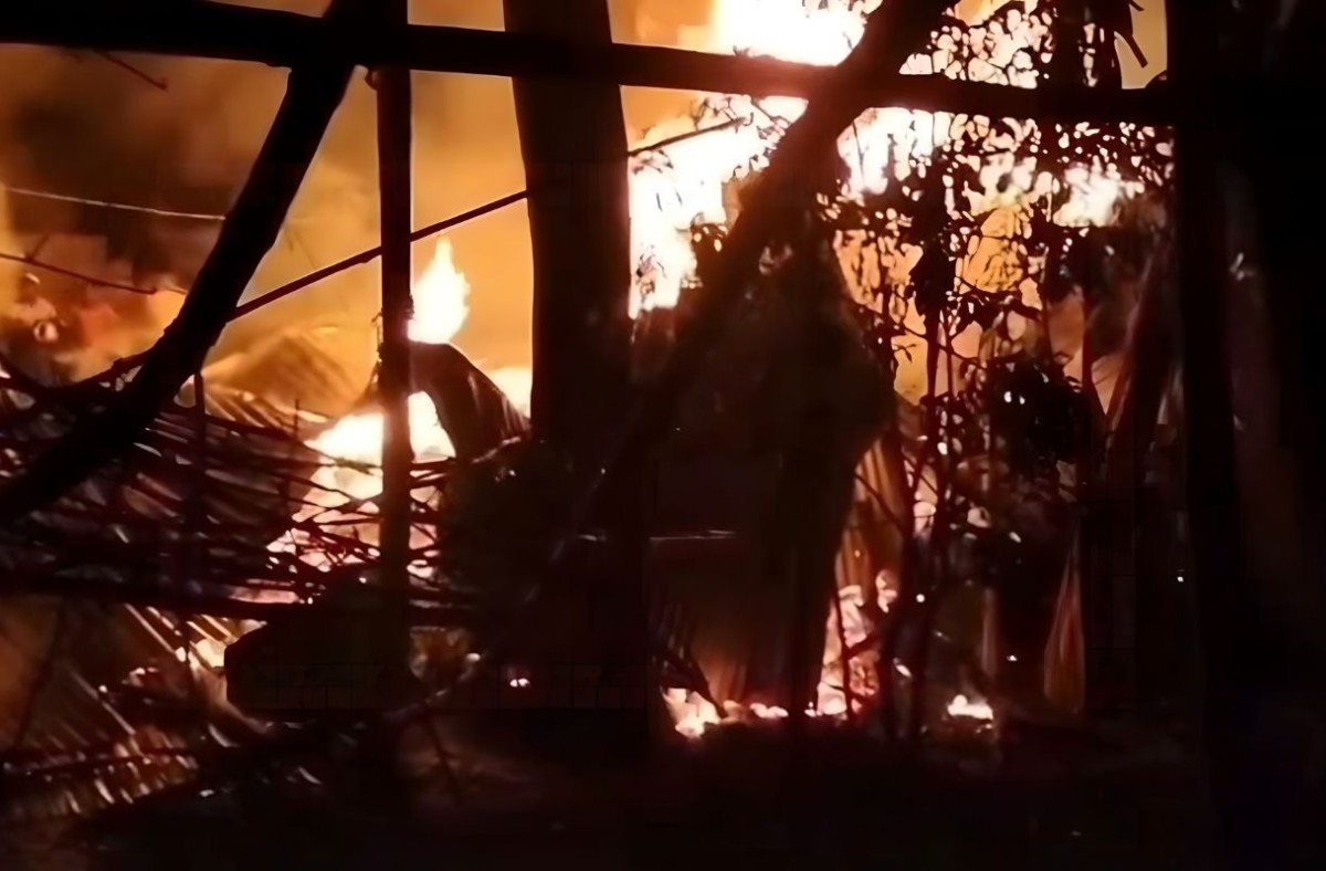 শর্ট সার্কিট থেকে অগ্নিকাণ্ডে তিন ঘর পুড়ে ছাই