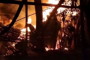 শর্ট সার্কিট থেকে অগ্নিকাণ্ডে তিন ঘর পুড়ে ছাই