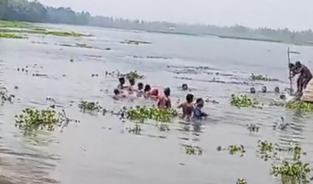শাপলা তুলতে গিয়ে নৌকা থেকে ছিটকে শিশুর মৃত্যু 4 শাপলা তুলতে গিয়ে নৌকা থেকে ছিটকে শিশুর মৃত্যু 1760170574 শাপলা তুলতে গিয়ে নৌকা থেকে ছিটকে শিশুর মৃত্যু