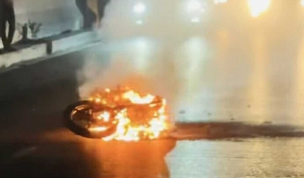 শাহজালাল বিমানবন্দরের সামনে মোটরসাইকেলে আগুন 3 শাহজালাল বিমানবন্দরের সামনে মোটরসাইকেলে আগুন 1760798200 শাহজালাল বিমানবন্দরের সামনে মোটরসাইকেলে আগুন