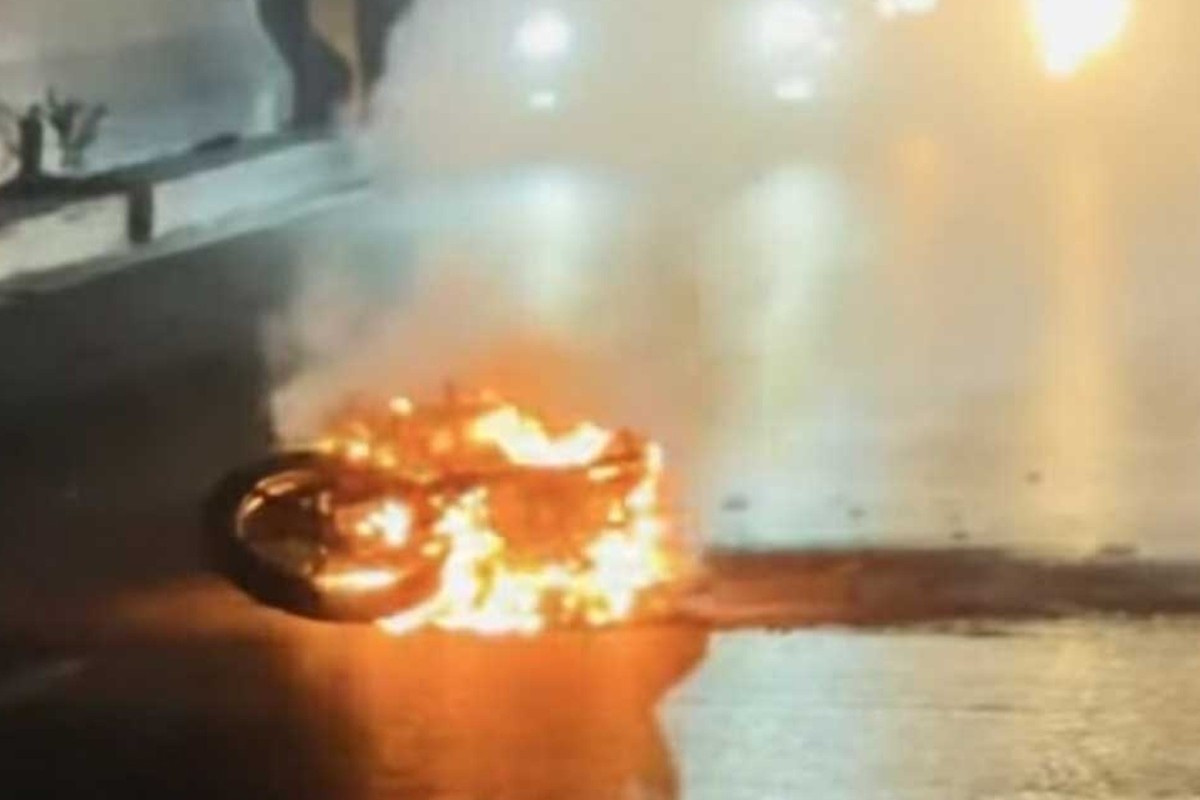 শাহজালাল বিমানবন্দরের সামনে মোটরসাইকেলে আগুন
