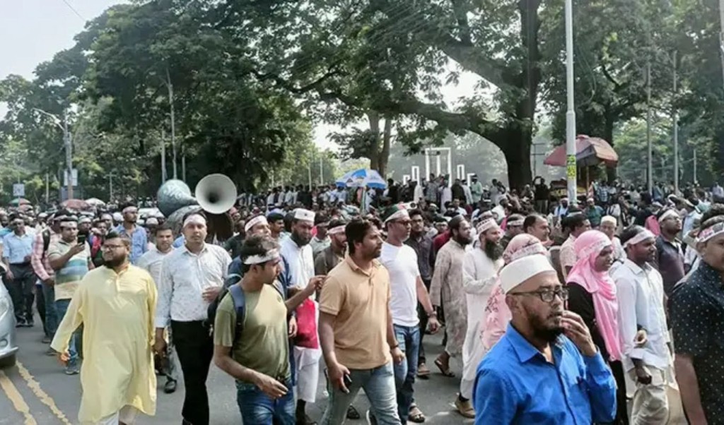 শাহবাগ ব্লকেড করলো শিক্ষকরা 4 শাহবাগ ব্লকেড করতে শহীদ মিনার থেকে শিক্ষকদের যাত্রা 1760515612 শাহবাগ ব্লকেড করলো শিক্ষকরা