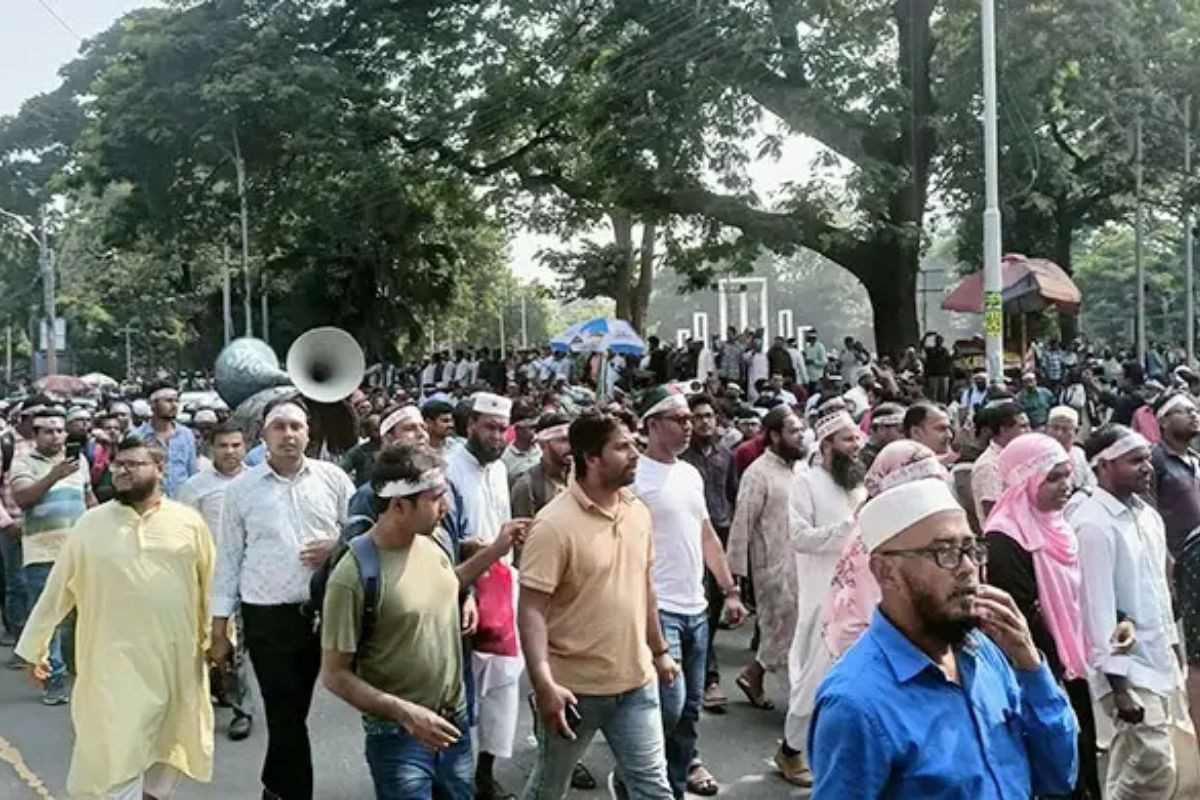 শাহবাগ ব্লকেড করলো শিক্ষকরা