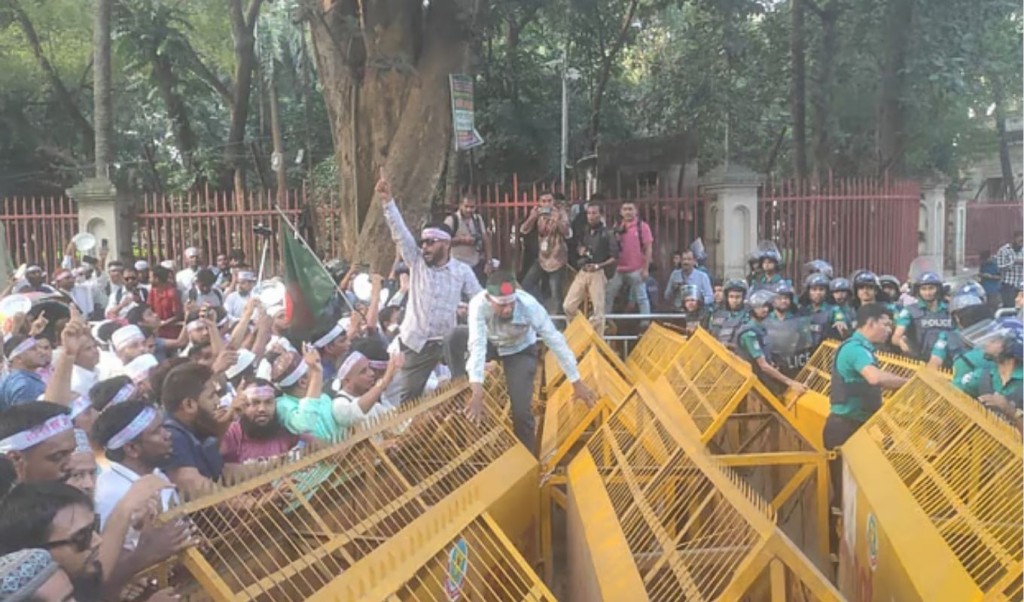 শিক্ষক-কর্মচারীদের খালি প্লেট হাতে ভুখা মিছিল, পুলিশের বাধা 3 শিক্ষক কর্মচারীদের খালি প্লেট হাতে ভুখা মিছিল পুলিশের বাধা 1760870443 শিক্ষক-কর্মচারীদের খালি প্লেট হাতে ভুখা মিছিল, পুলিশের বাধা