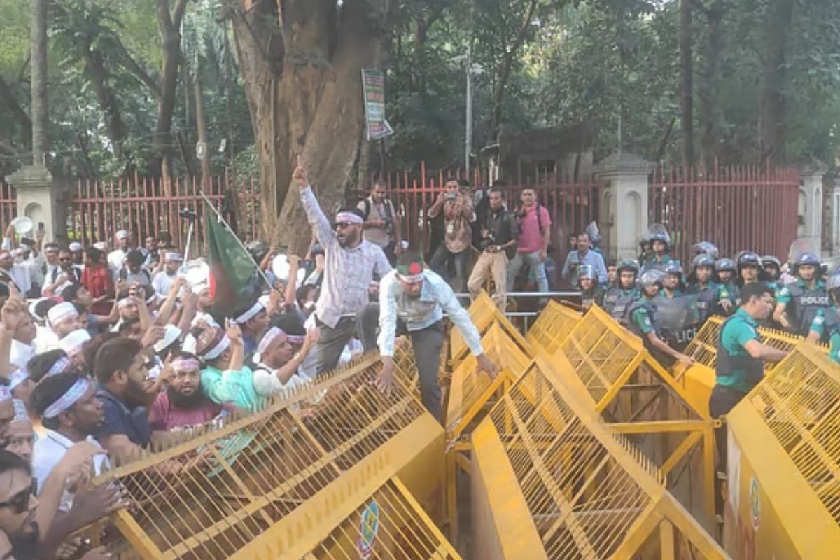 শিক্ষক-কর্মচারীদের খালি প্লেট হাতে ভুখা মিছিল, পুলিশের বাধা