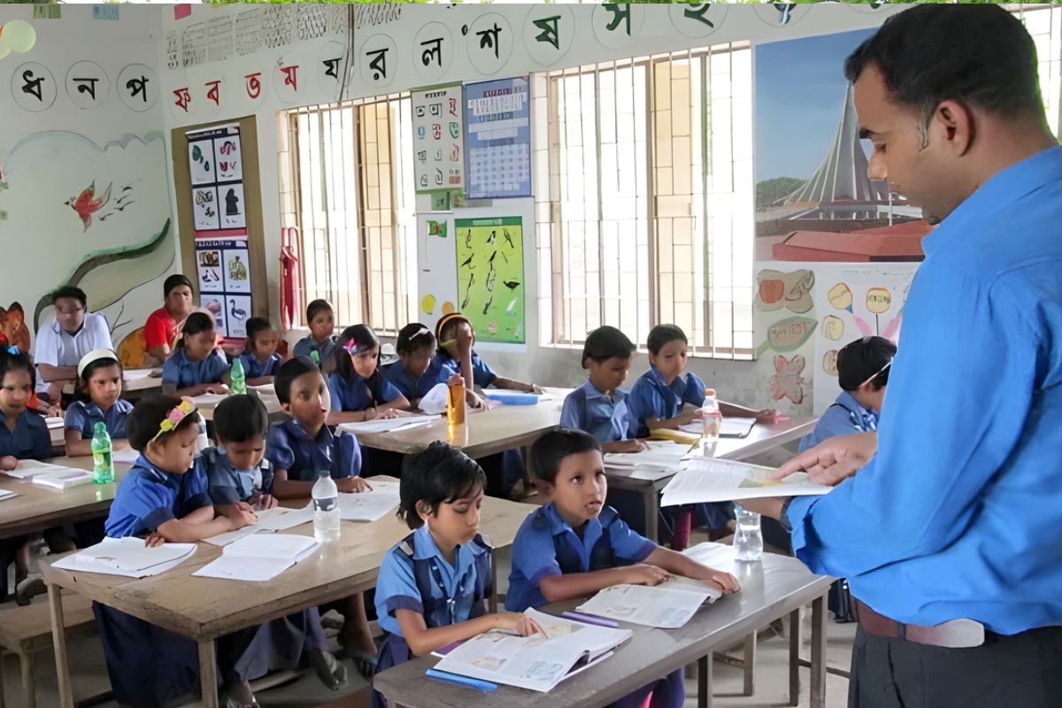 আলোর দিশারী, সমাজ গড়ার কারিগর : আজ বিশ্ব শিক্ষক দিবস