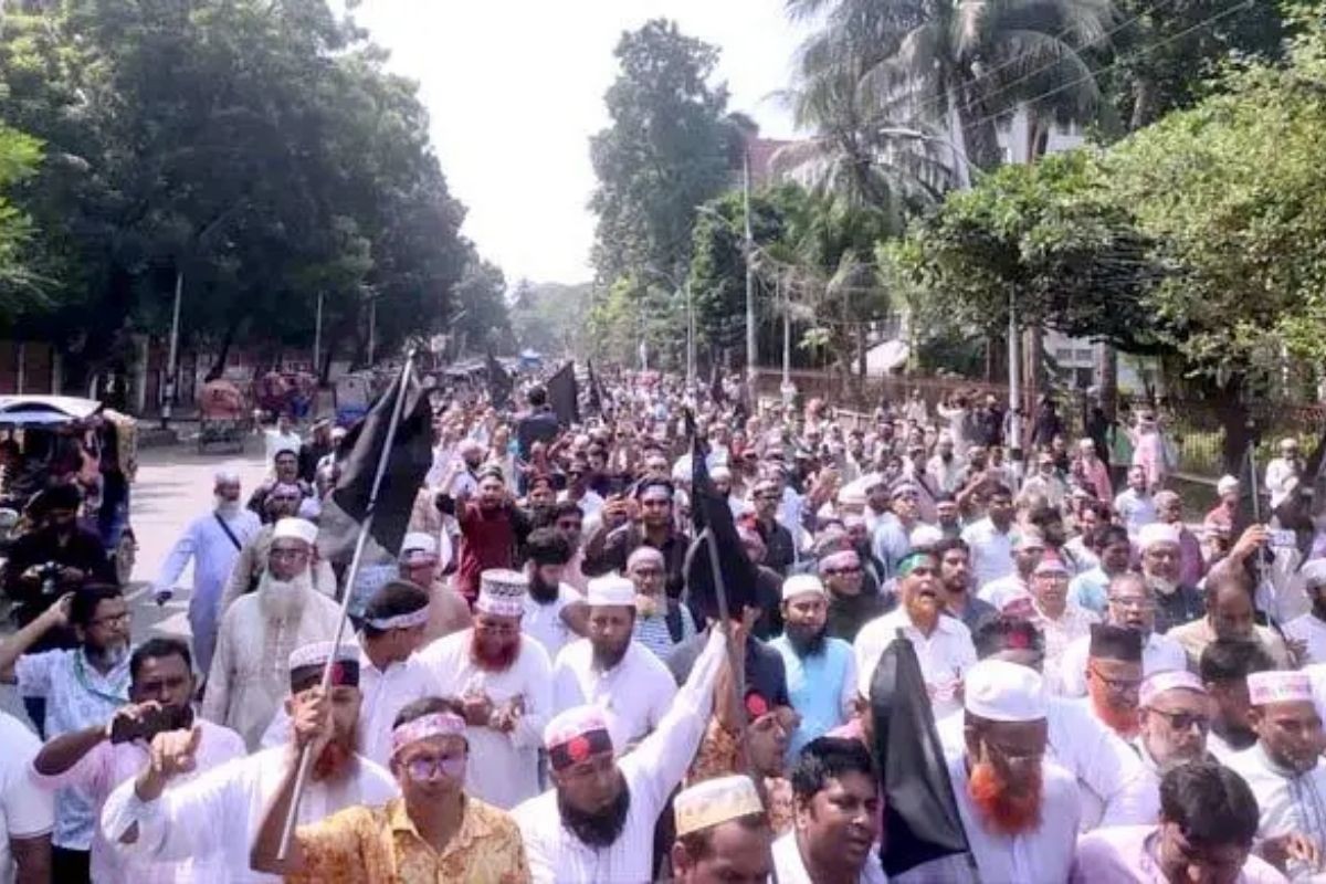 ‘সি আর আবরার, আর নেই দরকার’ শিক্ষকদের স্লোগান