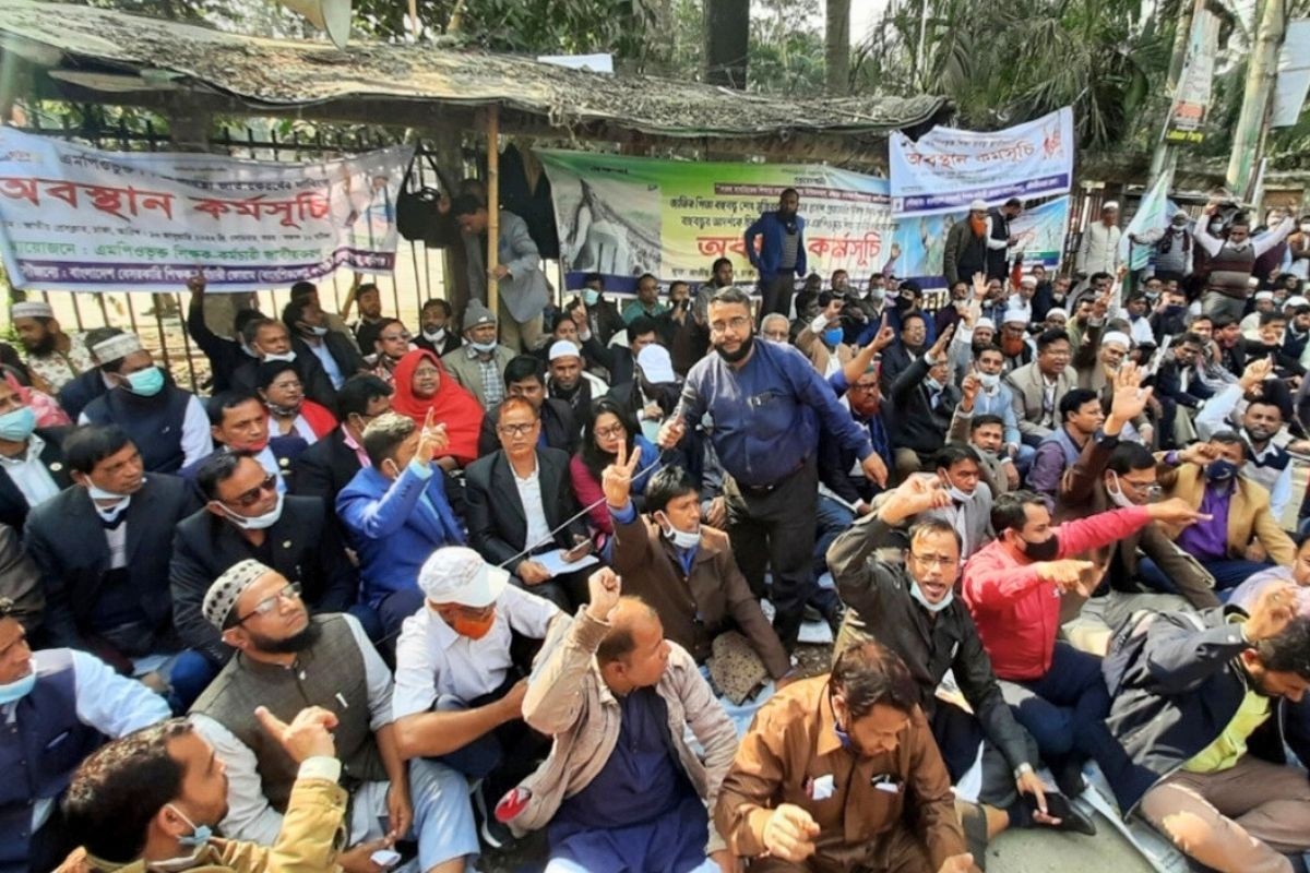 শিক্ষাপ্রতিষ্ঠানে লাগাতার কর্মবিরতির ঘোষণা আসছে