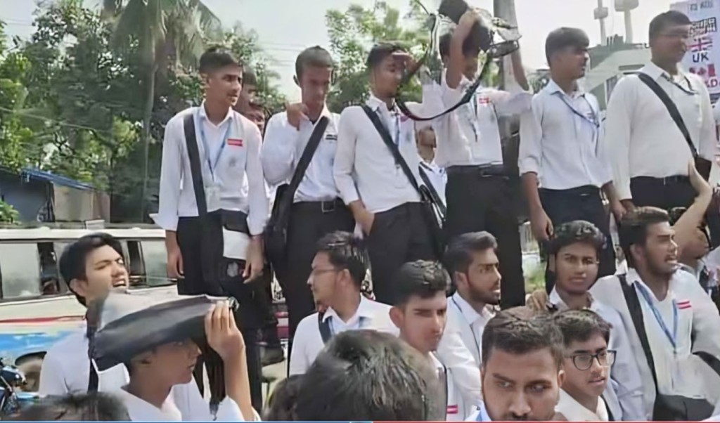 শিক্ষার্থীদের বিক্ষোভে অচল সায়েন্সল্যাব মোড় 3 শিক্ষার্থীদের বিক্ষোভে অচল সায়েন্সল্যাব মোড় 1760253429 শিক্ষার্থীদের বিক্ষোভে অচল সায়েন্সল্যাব মোড়