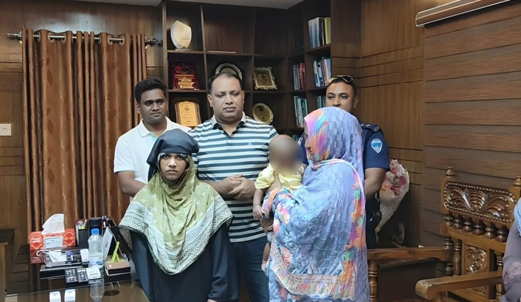 শিশুকে অপহরণ করে এক লাখ ২০ হাজার টাকায় বিক্রি, নারী গ্রেপ্তার 3 শিশুকে অপহরণ করে এক লাখ ২০ হাজার টাকায় বিক্রি নারী গ্রেপ্তার 1760515223 শিশুকে অপহরণ করে এক লাখ ২০ হাজার টাকায় বিক্রি, নারী গ্রেপ্তার