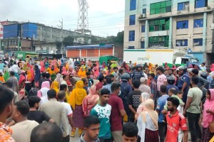 শ্রমিকদের দুইপক্ষের সংঘর্ষ, আট কারখানা বন্ধ ঘোষণা