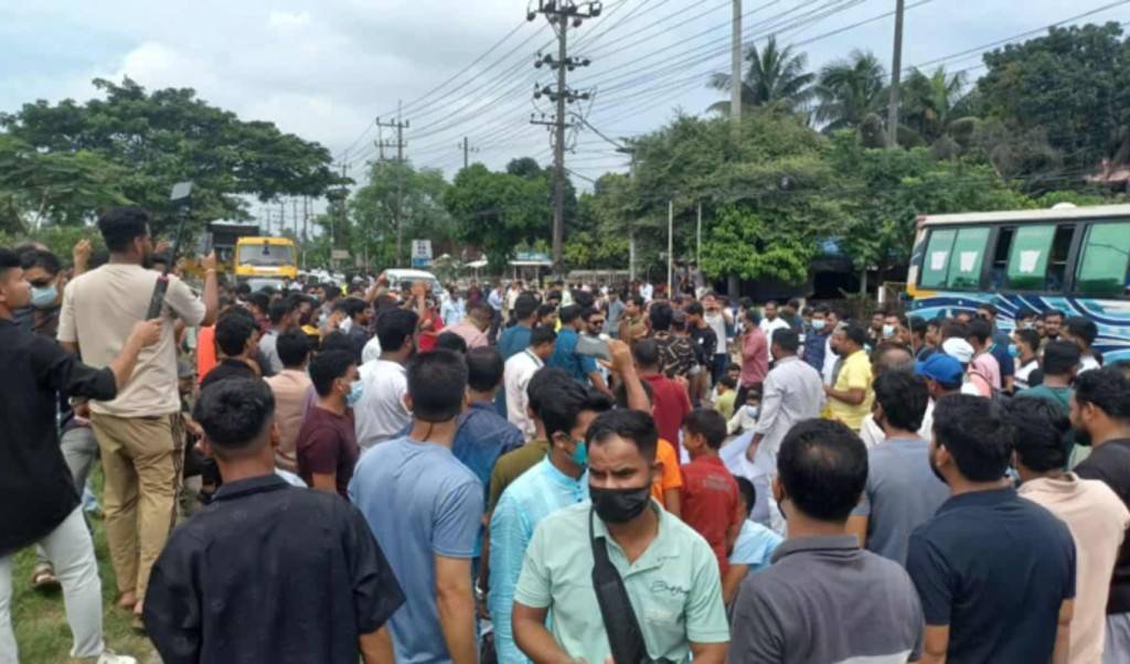 সড়ক ছাড়লেন ইসলামী ব্যাংকের চাকরিচ্যুত কর্মীরা, যান চলাচল সচল 3 সড়ক ছাড়লেন ইসলামী ব্যাংকের চাকরিচ্যুত কর্মীরা যান চলাচল সচল 1759580743 সড়ক ছাড়লেন ইসলামী ব্যাংকের চাকরিচ্যুত কর্মীরা, যান চলাচল সচল