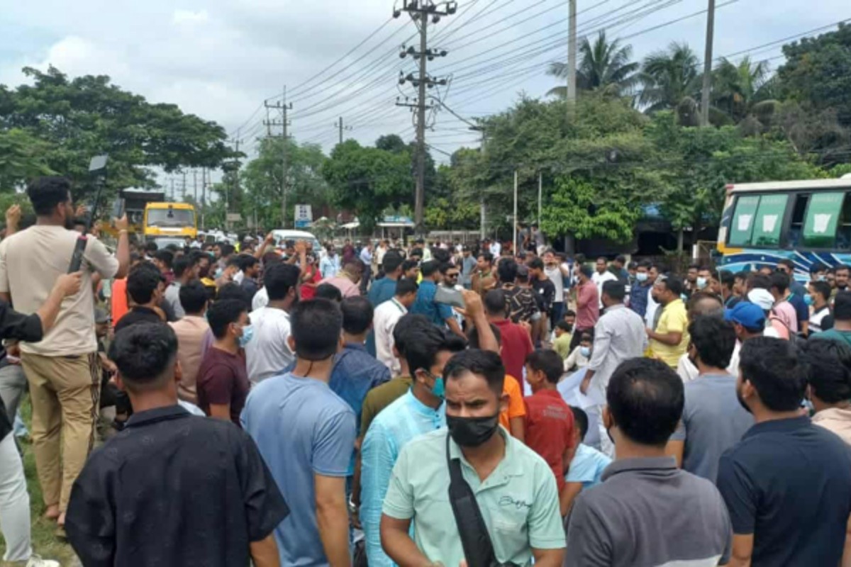 সড়ক ছাড়লেন ইসলামী ব্যাংকের চাকরিচ্যুত কর্মীরা, যান চলাচল সচল