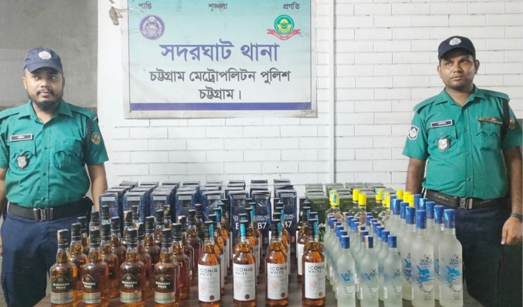 সদরঘাটে বিশেষ অভিযানে ১৩২ বোতল বিদেশি মদ উদ্ধার 4 সদরঘাটে বিশেষ অভিযানে ১৩২ বোতল বিদেশি মদ উদ্ধার 1760362589 সদরঘাটে বিশেষ অভিযানে ১৩২ বোতল বিদেশি মদ উদ্ধার
