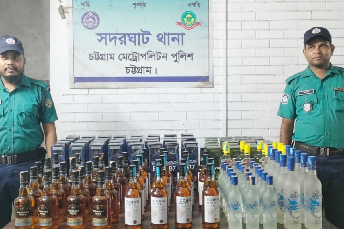সদরঘাটে বিশেষ অভিযানে ১৩২ বোতল বিদেশি মদ উদ্ধার