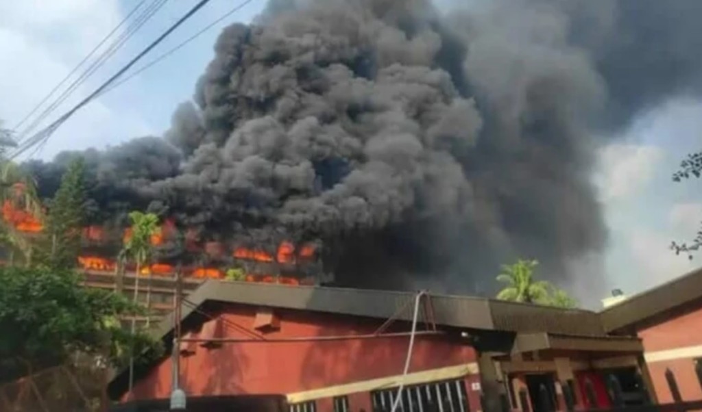 সবাইকে নিরাপদে বের করা হয়েছে: ফায়ার সার্ভিস 3 সবাইকে নিরাপদে বের করা হয়েছে ফায়ার সার্ভিস 1760613445 সবাইকে নিরাপদে বের করা হয়েছে: ফায়ার সার্ভিস