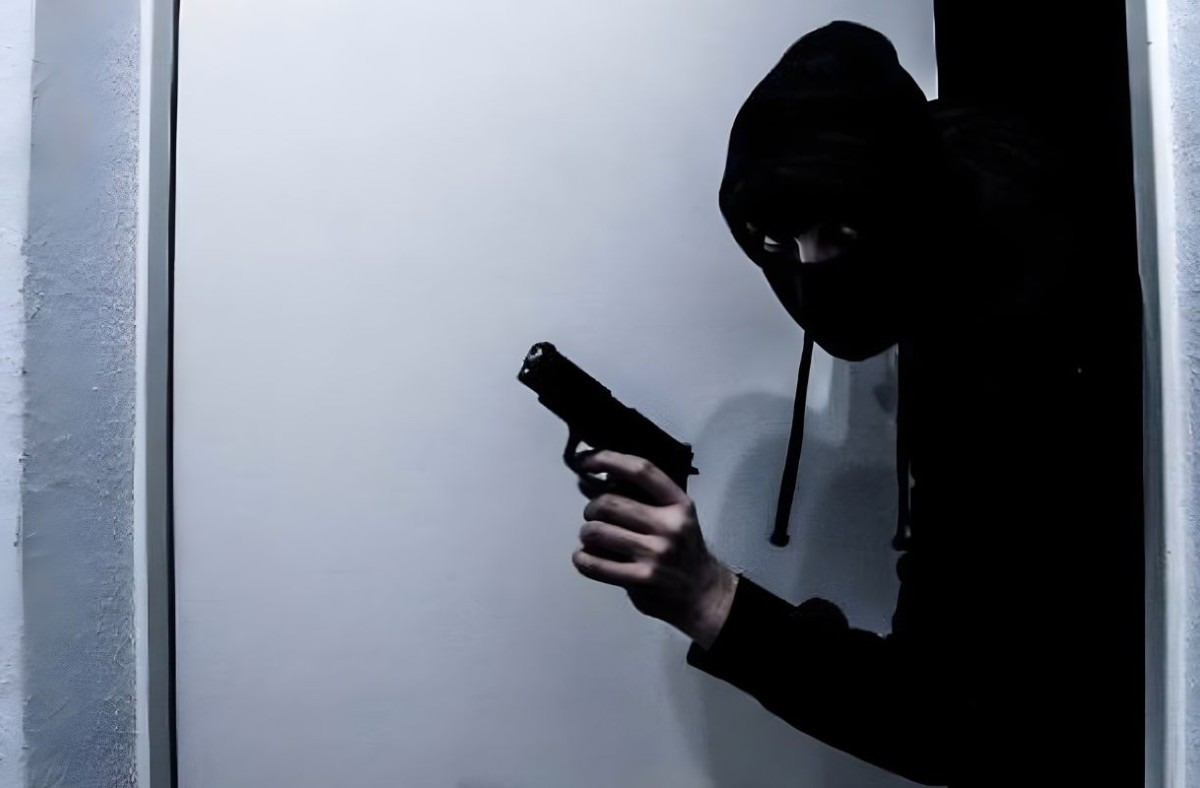 সাংবাদিক পরিচয়ে বাসায় ডাকাতি, টাকা-স্বর্ণালংকারসহ গাড়ি লুট