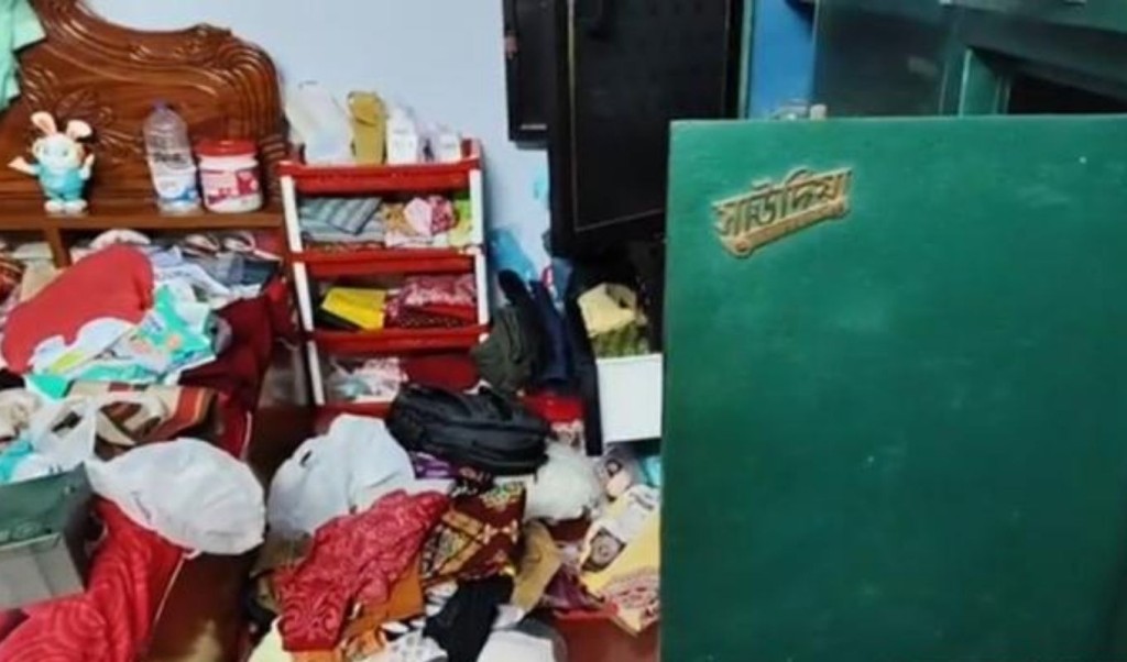 সাতক্ষীরায় দুর্ধর্ষ চুরি, স্বর্ণালংকারসহ কোটি টাকার মালামাল লুট 4 সাতক্ষীরায় দুর্ধর্ষ চুরি স্বর্ণালংকারসহ কোটি টাকার মালামাল লুট 1759319639 সাতক্ষীরায় দুর্ধর্ষ চুরি, স্বর্ণালংকারসহ কোটি টাকার মালামাল লুট