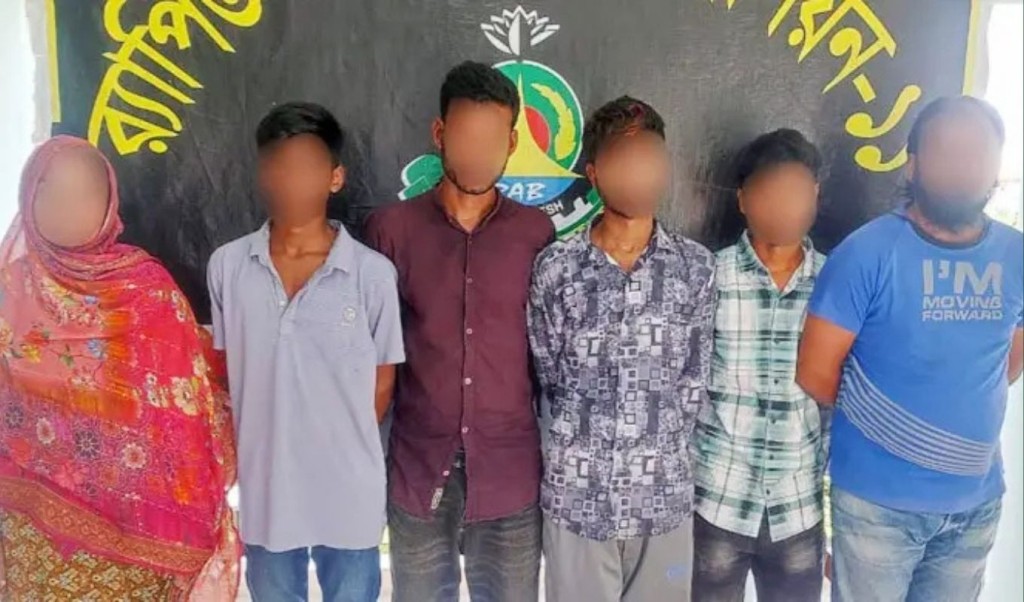 র্যাবের ওপর হামলা: ডাকাত সর্দারের স্ত্রী-ছেলেসহ ৪ সহযোগী আটক 3 সিদ্ধিরগঞ্জে ডাকাত সর্দারের স্ত্রী ছেলেসহ ৪ সহযোগী আটক 1759765596 র্যাবের ওপর হামলা: ডাকাত সর্দারের স্ত্রী-ছেলেসহ ৪ সহযোগী আটক